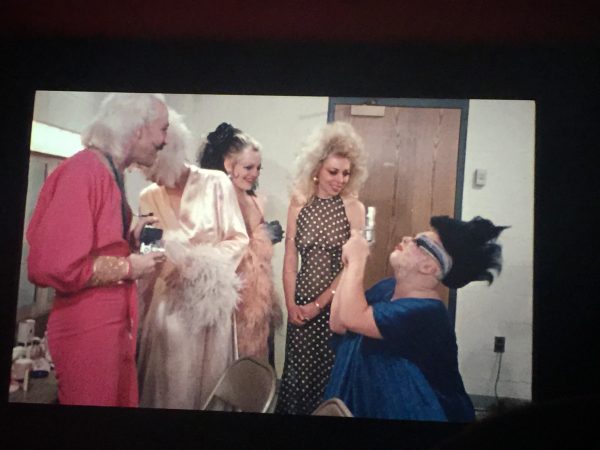 Líos de Tías, John Waters