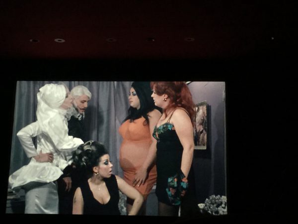 Líos de Tías, John Waters