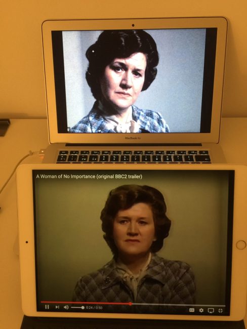 Foto 2 (la de las 2 pantallas) Patricia Routledge en A woman of no importance, de Alan Bennett.
