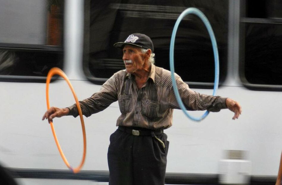 El Señor de los hula hula juega para vivir