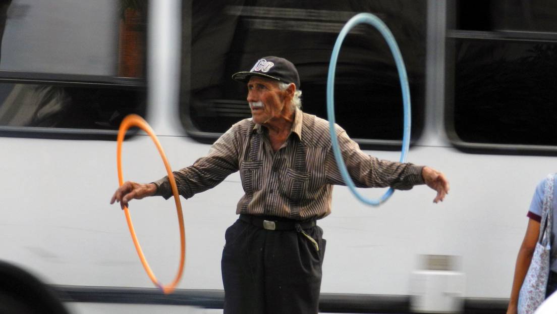 El Señor de los hula hula juega para vivir